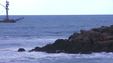 Ein-Hochmastschiff-Segelt-Auf-Dem-Ozean-Ohne-Segel-Entfaltet-2