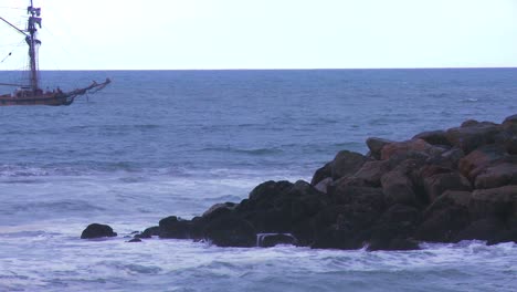 un barco de mástil alto navega en el océano sin velas desplegadas 2