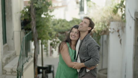 una hermosa pareja disfrutando del turismo en las calles de las ciudades europeas.