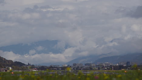 avión sobre la ciudad con horizonte montañoso