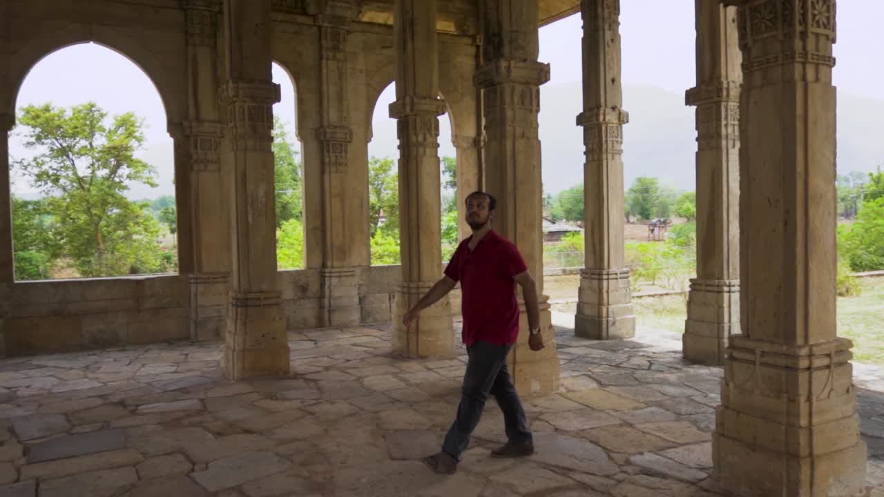hombre explorando la mezquita kevada es una mezquita en champaner, estado de gujarat