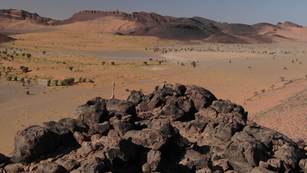 antena dando vueltas sobre el desierto marroquí desde el punto de vista de la cima de la montaña