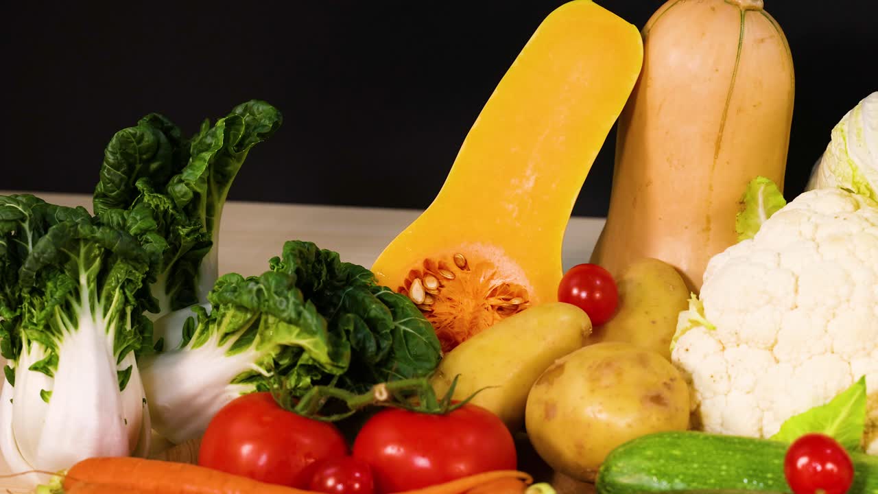 검은 바탕 에 배열 된 다양한 채소