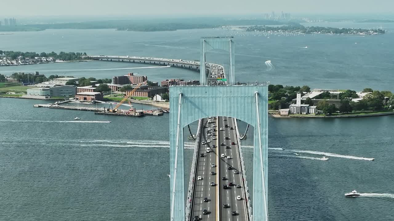 Vista aerea del ponte di Throgs Neck che collega New York