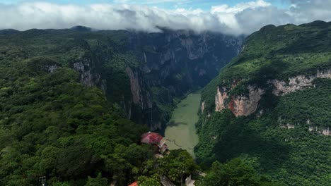 Vista-Aérea-Alrededor-Del-Mirador-En-El-Cañón-Del-Sumidero-En-México---Dando-Vueltas,-Disparo-De-Drones