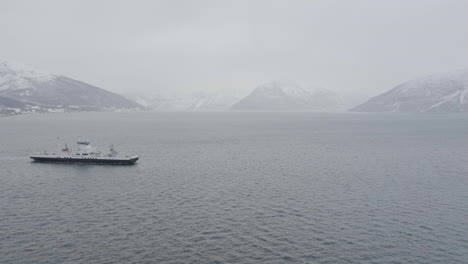 Fähre-Zwischen-Olderdalen-Und-Lyngseidet-In-Kåfjord,-Norwegen