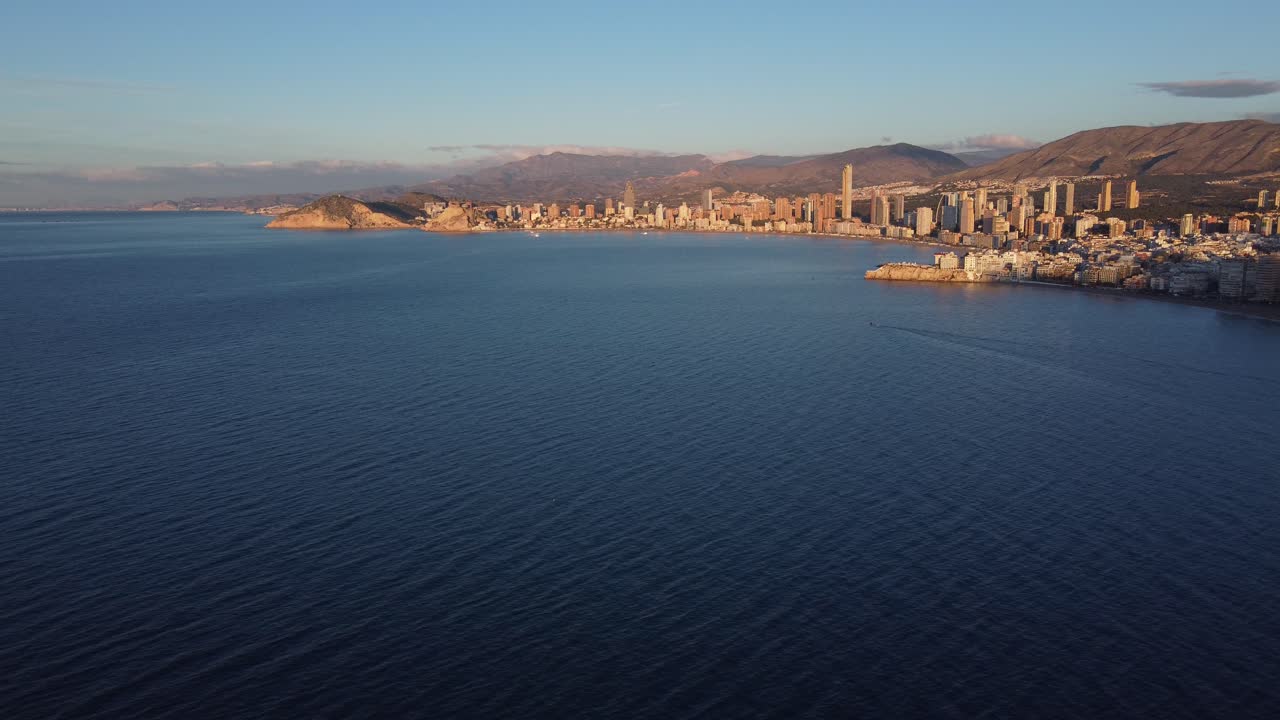 vista aérea de gran angular de la costa de benidorm al atardecer en alicante, españa