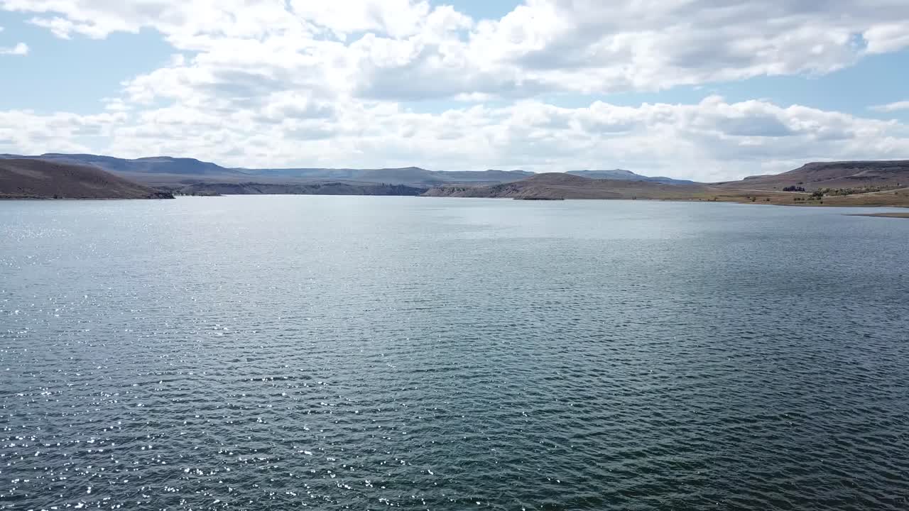 lago en california 4k toma aérea pan hasta el agua