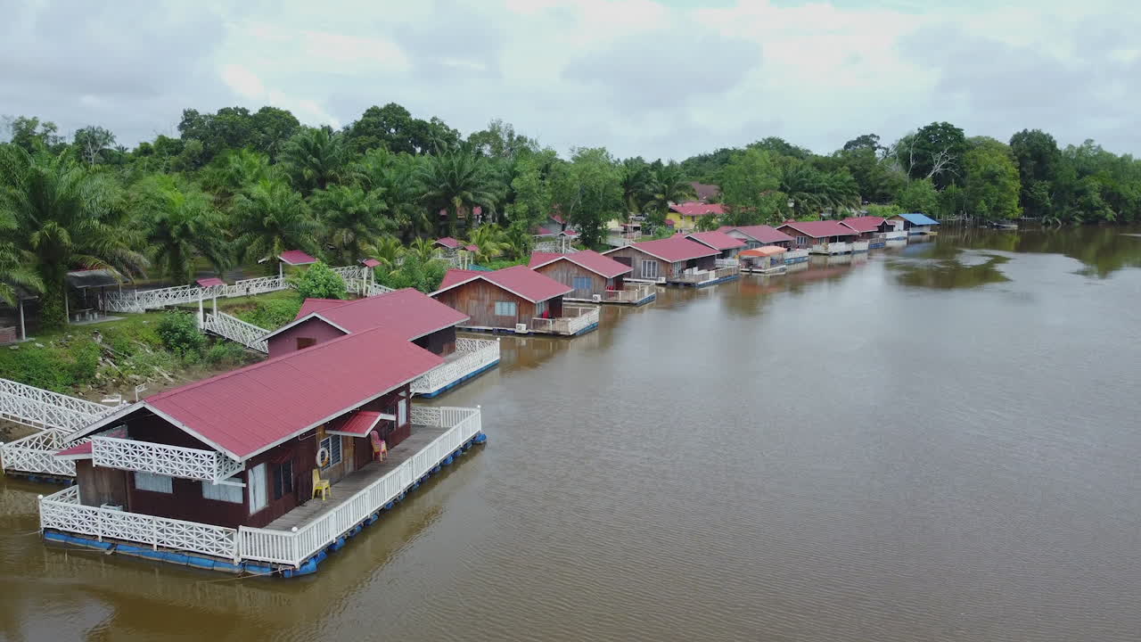 vista de drones de villas rojas flotantes en el río rompin pahang, malasia