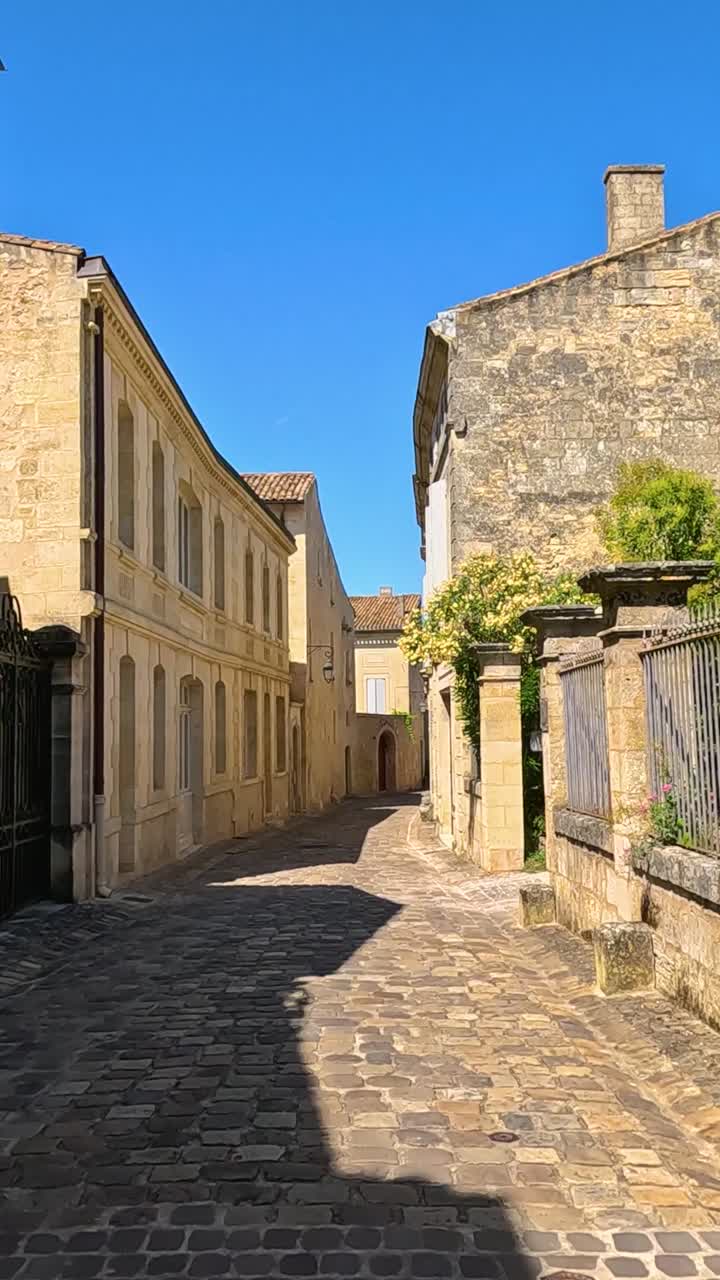 día soleado en una histórica calle de adoquines