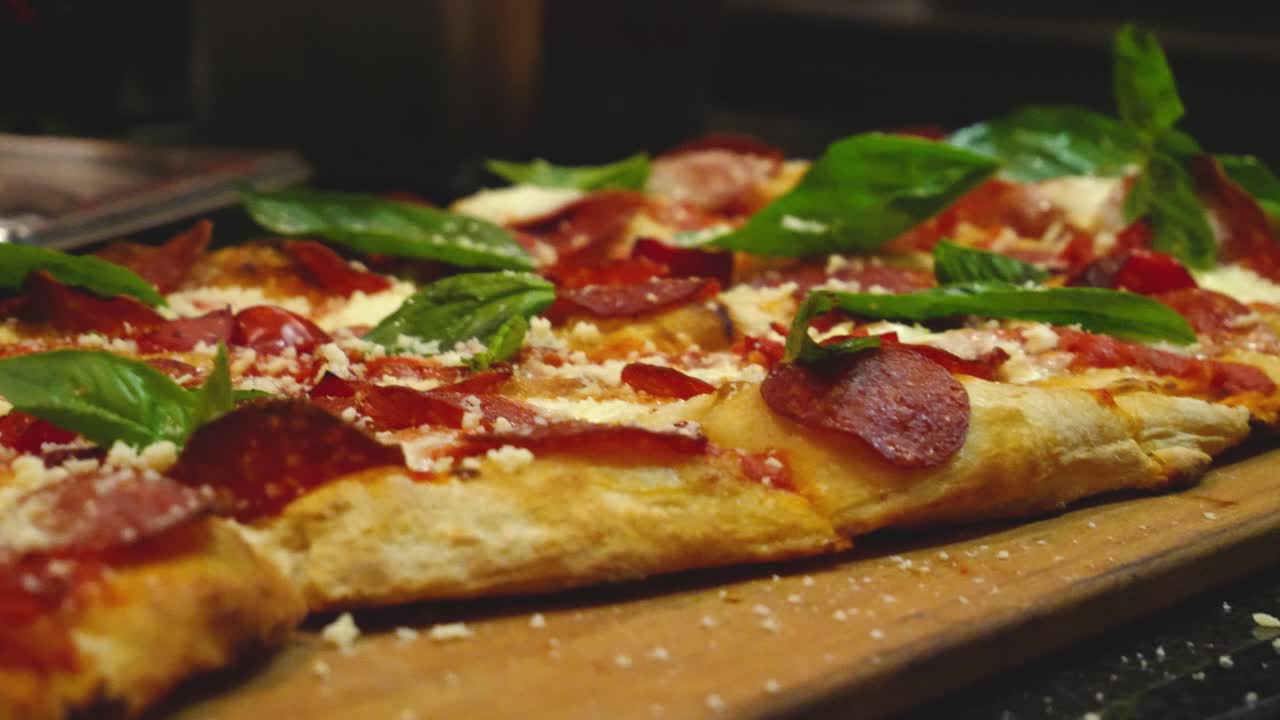 Pizza con salame piccante, mozzarella e basilico