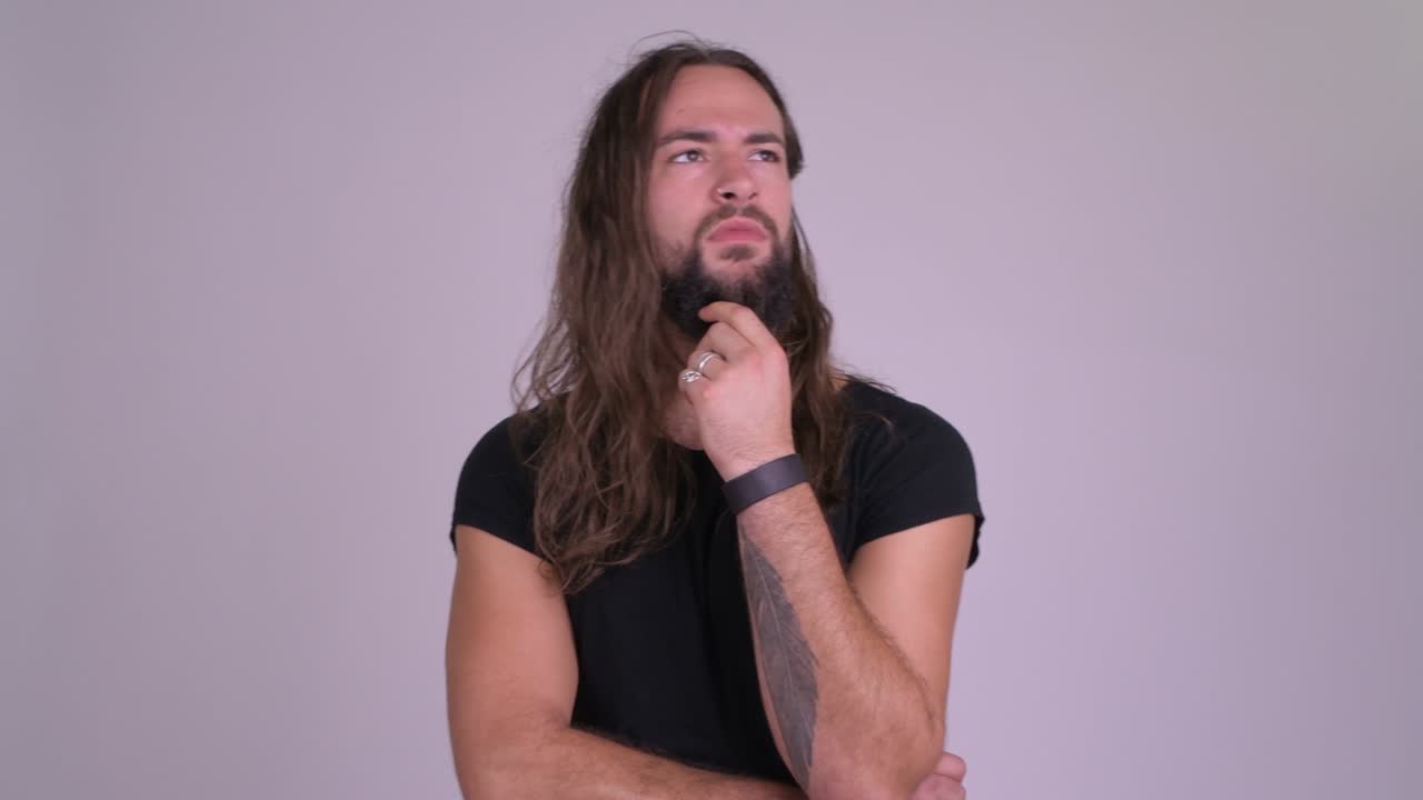 joven barbudo hombre guapo con cabello largo