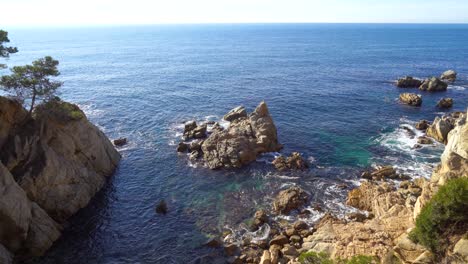 playa europea en españa mediterranea casas blancas mar en calma azul turquesa begur costa brava ibiza lloret de mar