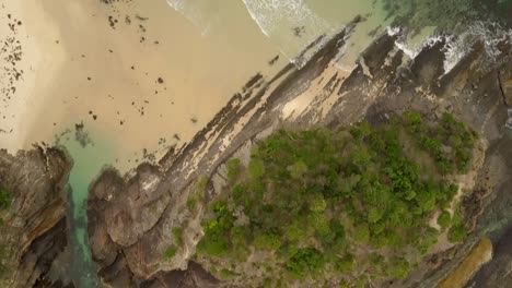 Asombroso-Océano-Pacífico-Verde-Rodando-En-Las-Playas-De-Arena-De-Las-Rocas-De-Foca-Australia-En-Un-Brillante-Día-De-Verano