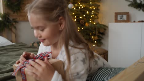 Kleines-Mädchen,-Das-Das-Weihnachtsgeschenk-öffnet.