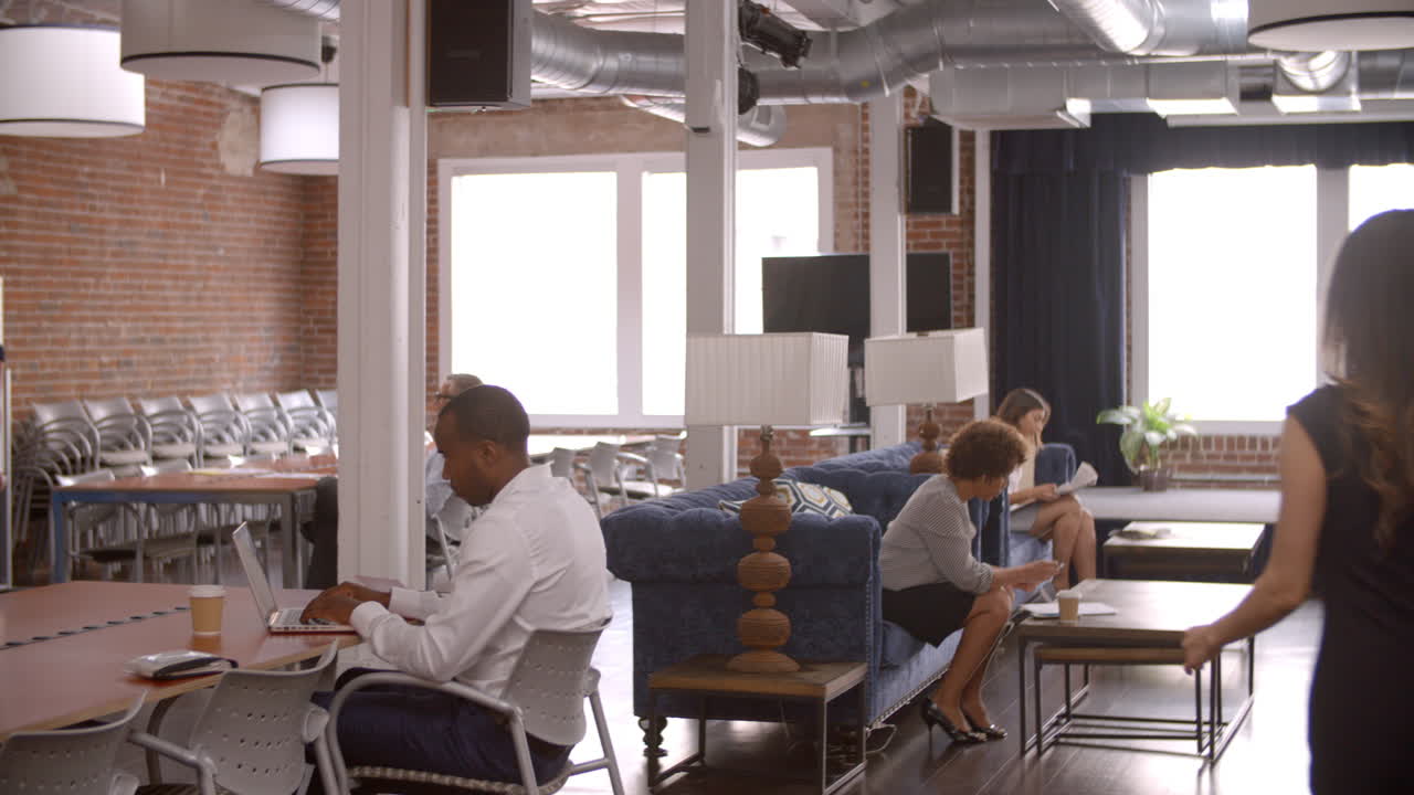 직원들이 일하는 바쁜 현대 사무실의 인테리어