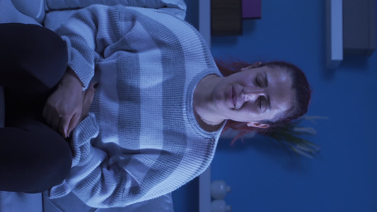 vídeo vertical de la mujer que habla consigo misma y se ríe.