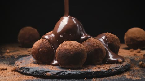 chocolate vertido en trufas, dulces de chocolate derretido