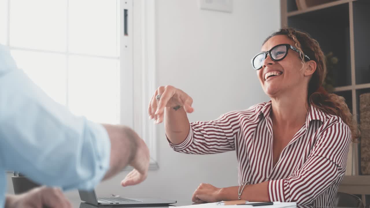 sonrisa mujer caucásica gerente de recursos humanos apretón de mano contratación candidato masculino en la entrevista de trabajo hacer una buena primera impresión, feliz cliente de raza mixta apretar la mano del agente de banco, respeto, concepto de acuerdo de negocios