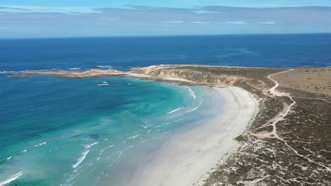 Excelente-Toma-Aérea-De-Las-Olas-Rompiendo-La-Playa-De-Hall-En-La-Península-De-Eyre,-Sur-De-Australia