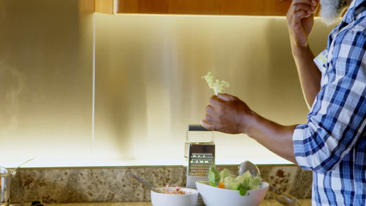 hombre mayor preparando verduras en la cocina 4k
