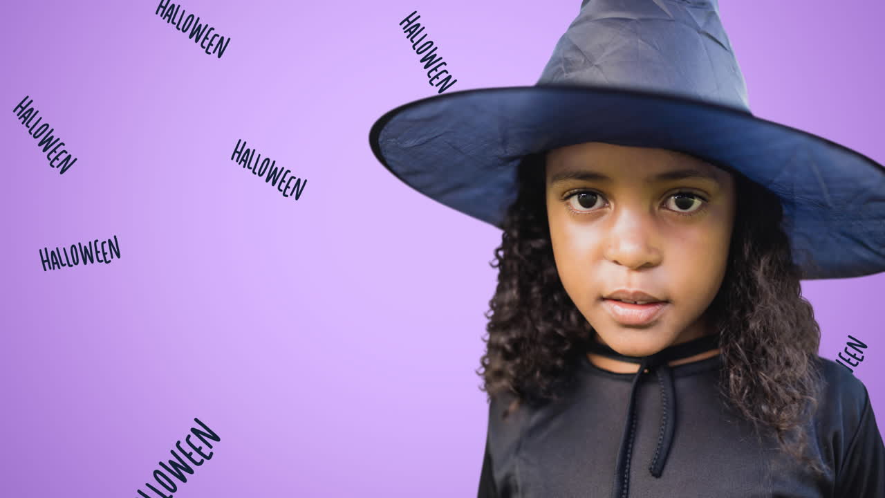 animación de una niña que usa un disfraz de halloween sobre varios textos de halloween