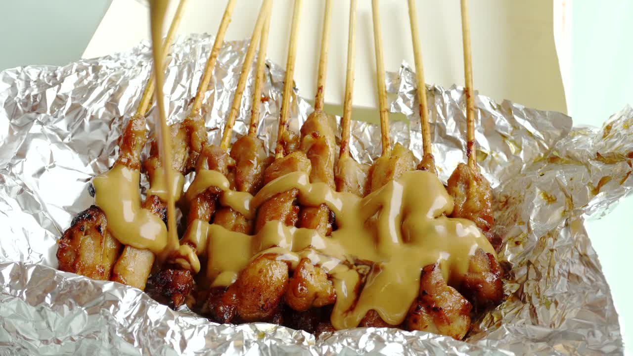 pollo satay o brocheta de pollo con su salsa