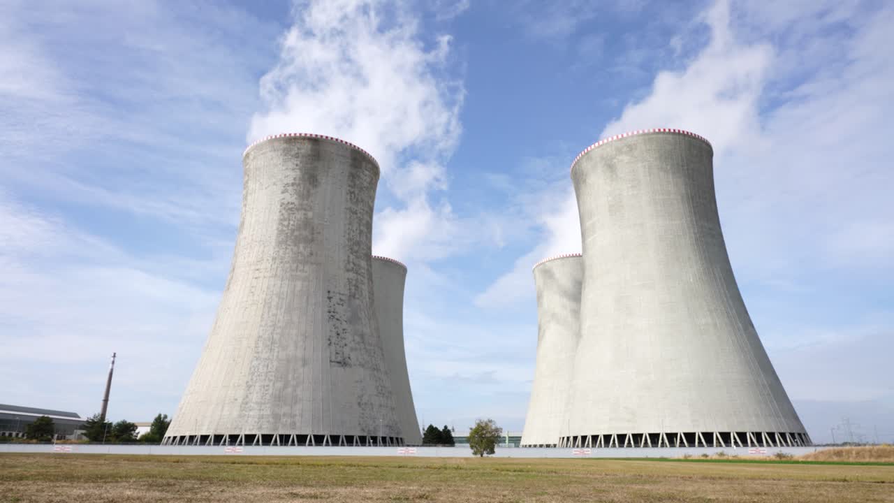 vista de bajo ángulo de la planta de energía nuclear dukovany emisión de vapor de la torre de refrigeración