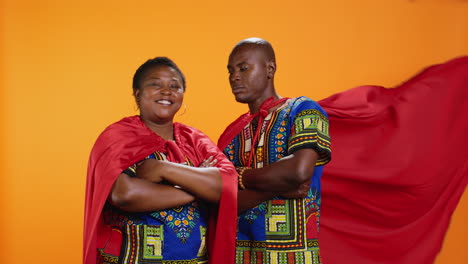 Matrimonio-étnico-Con-Capas-Rojas-De-Superhéroe-Posando