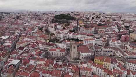 Vista-Panorámica-Aérea-De-La-Ciudad-De-Lisboa-Con-La-Catedral-De-Lisboa-Y-El-Castillo-De-São-Jorge-En-Un-Día-Nublado