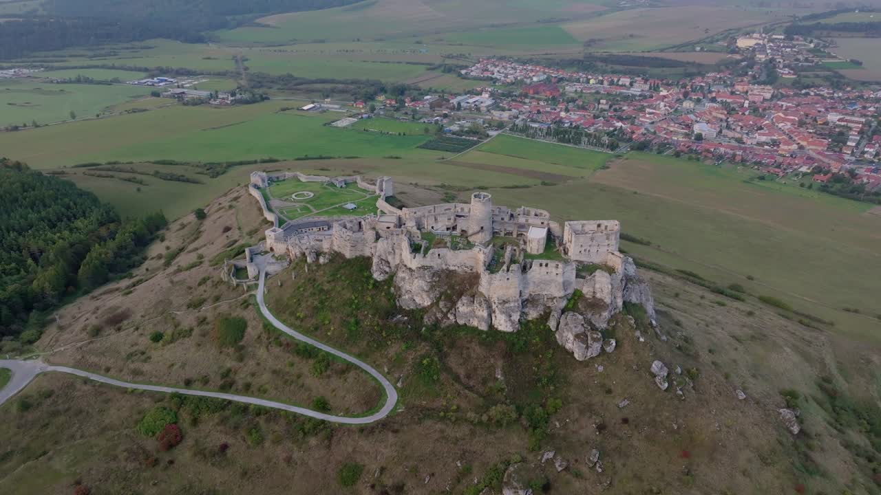 Vista dall'alto: Castello di Spiš e campagna illuminata dal sole, Slovacchia