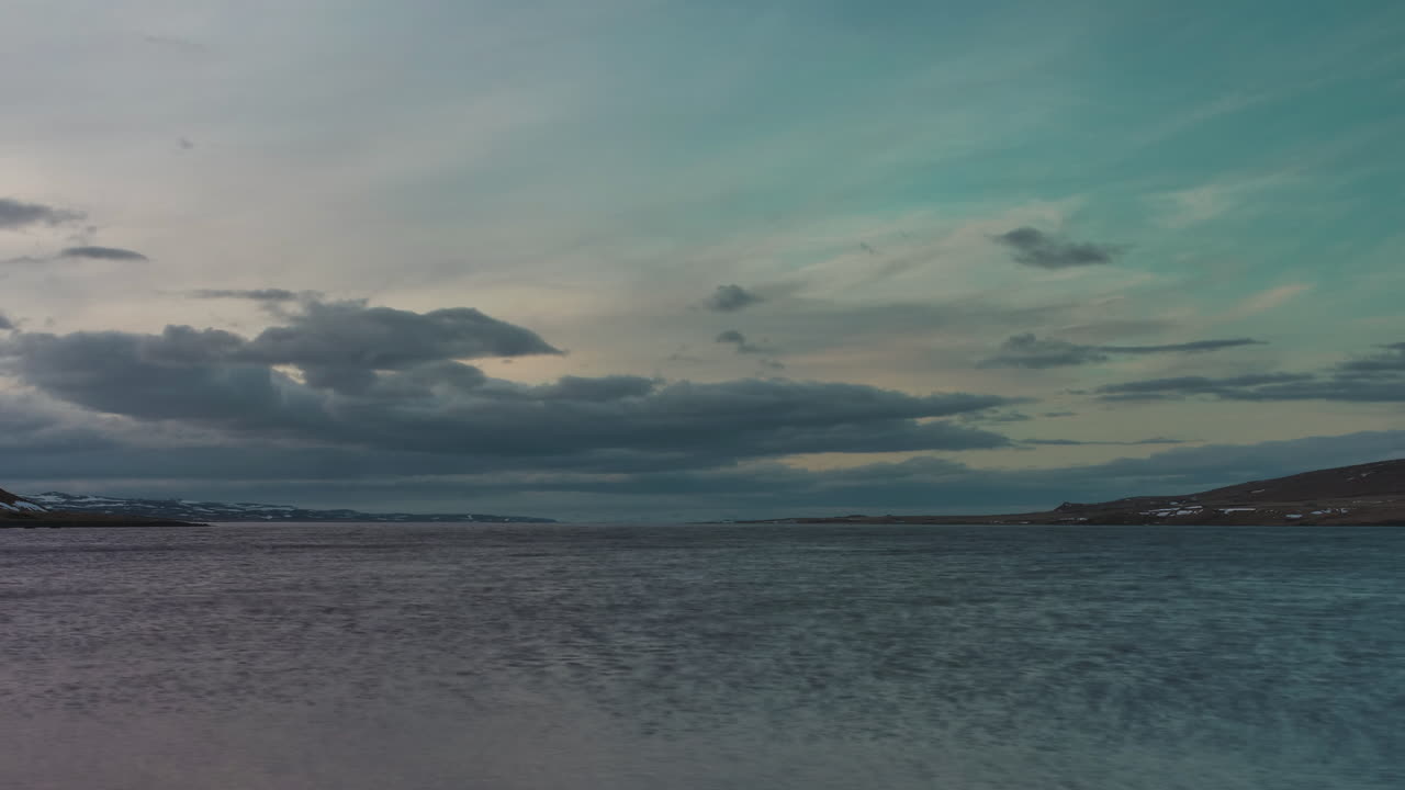 아이슬란드의 피요르드를 넘어 구름 압연 timelapse