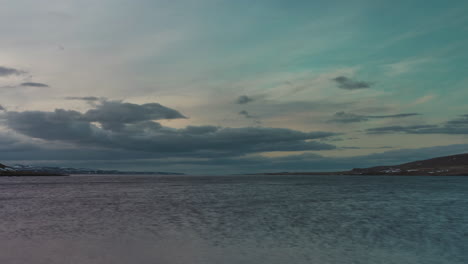nube rodando timelapse sobre fiordo en islandia