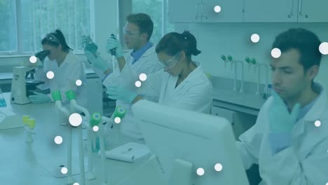 animación de puntos blancos flotantes sobre científicos caucásicos que hacen investigación en el laboratorio