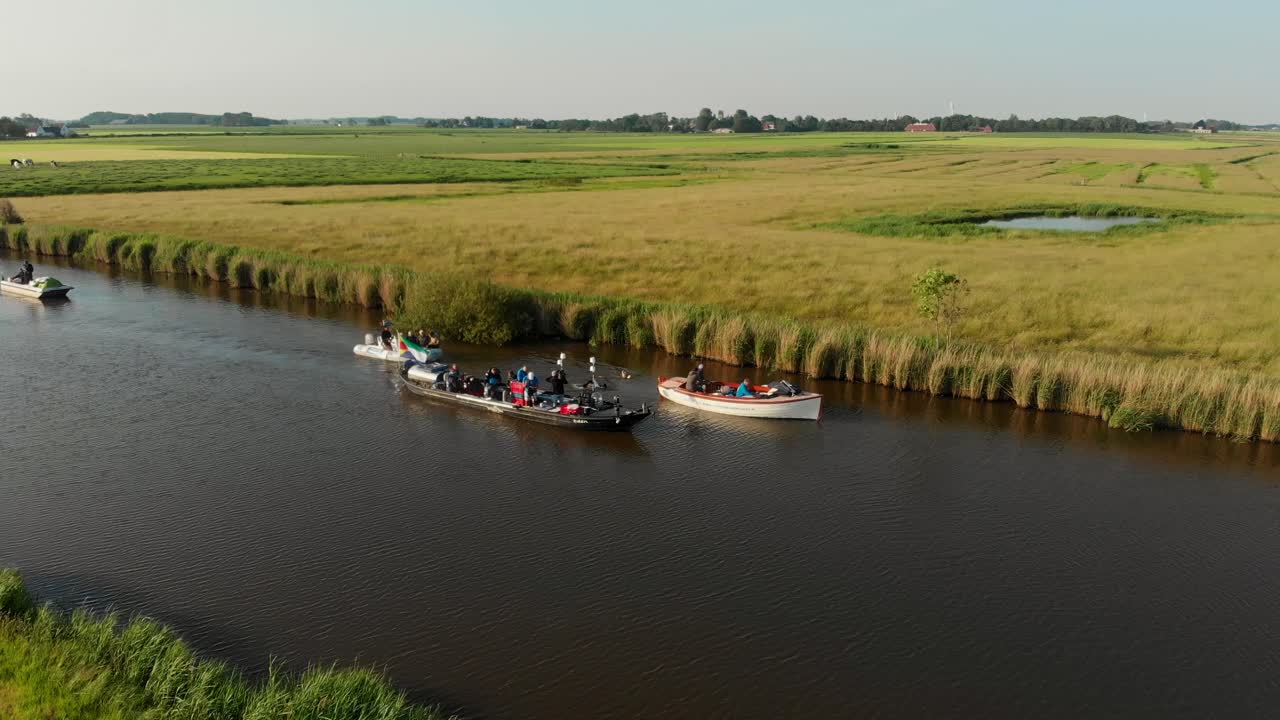 Paseo en barco por Harnzer Feart en verano en Arum, Países Bajos