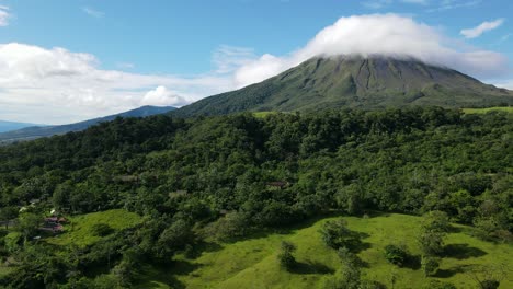 Luftbild-Aufsteigend-Nach-Rechts,-Malerischer-Blick-Auf-Linsenförmige-Wolken-Des-Arena-vulkans-In-Costa-Rica-An-Einem-Hellen-Sonnigen-Tag