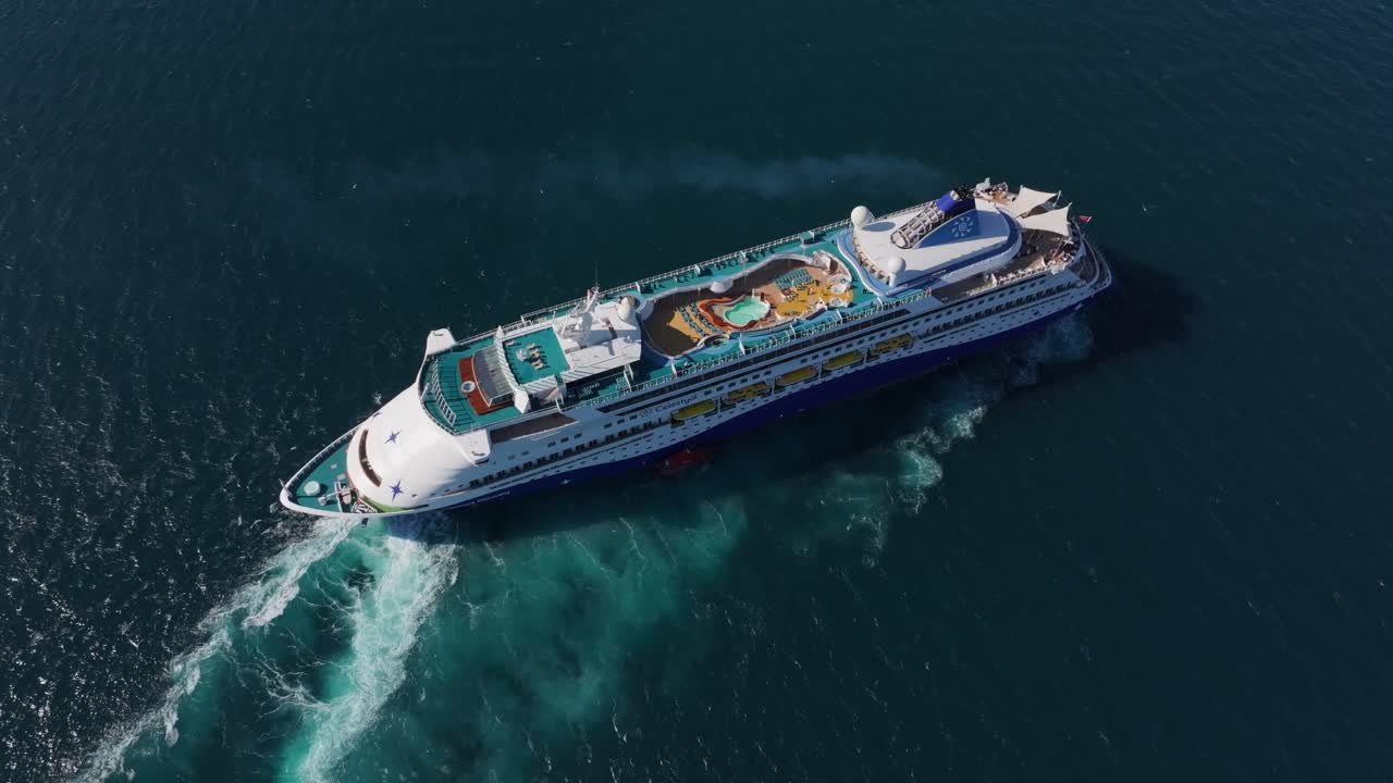 Hvidt krydstogtskib, der flyder på det dybblå Ægæiske Hav, Kusadasi, Tyrkiet