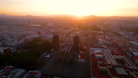 video de la órbita de drones de una de las principales ciudades de méxico, ciudad de puebla durante la luz del amanecer