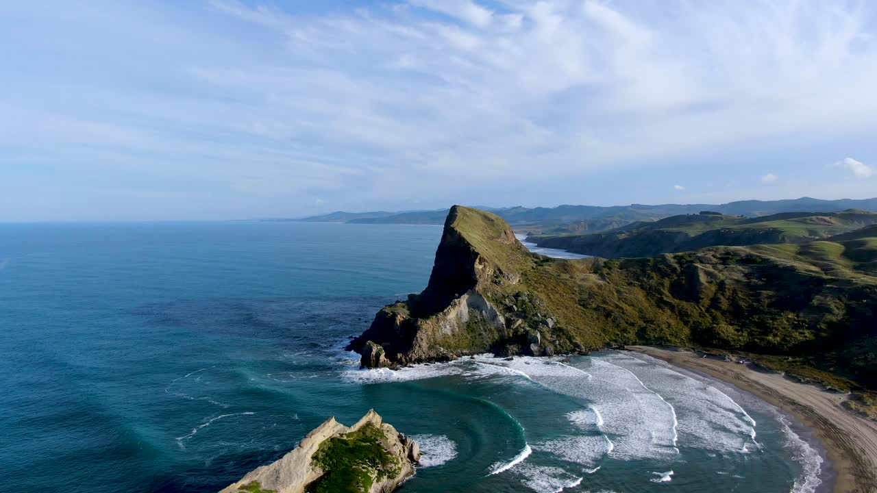 paisaje costero de nueva zelanda en castlepoint en la isla norte - vista panorámica aérea de drones