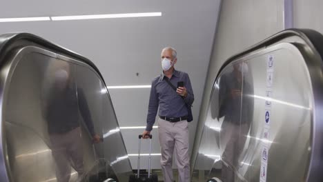 hombre caucásico en una estación de metro con una máscara facial contra el coronavirus