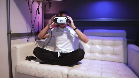 gen z teeln volando en vr como pájaro o avión en simulación