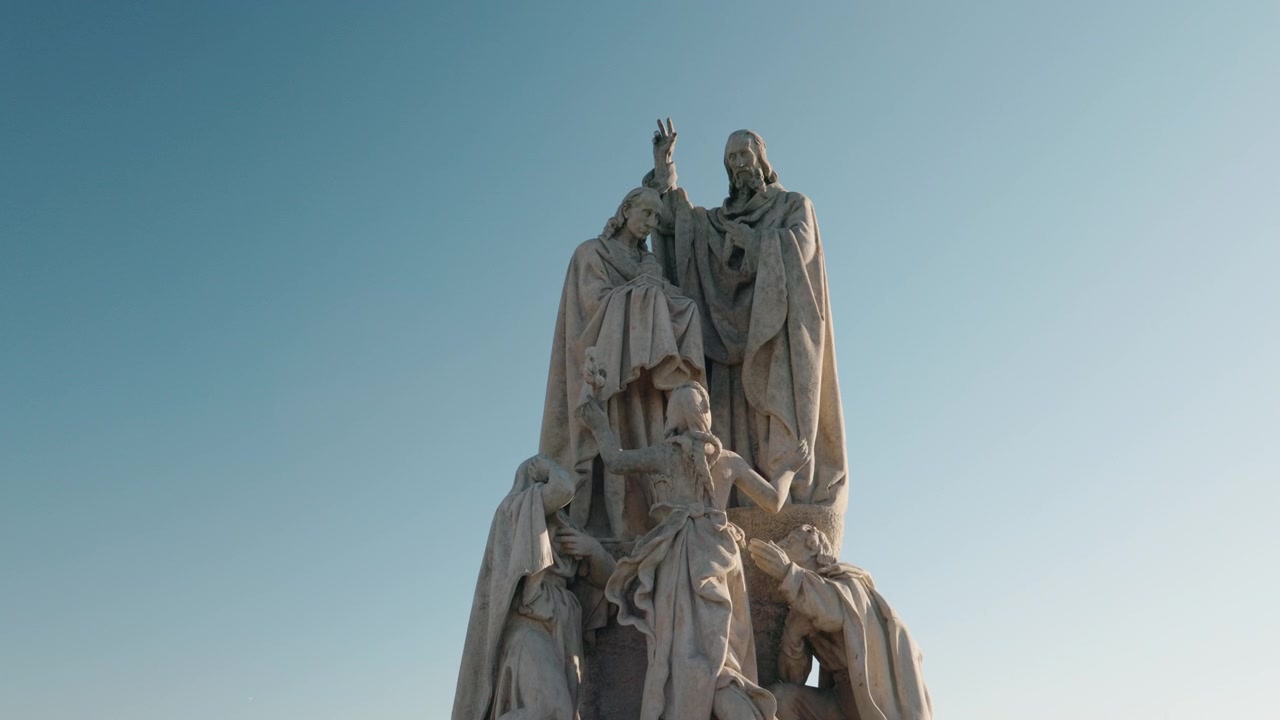 Vista dal basso del gruppo di statue in pietra sul Ponte Carlo a Praga