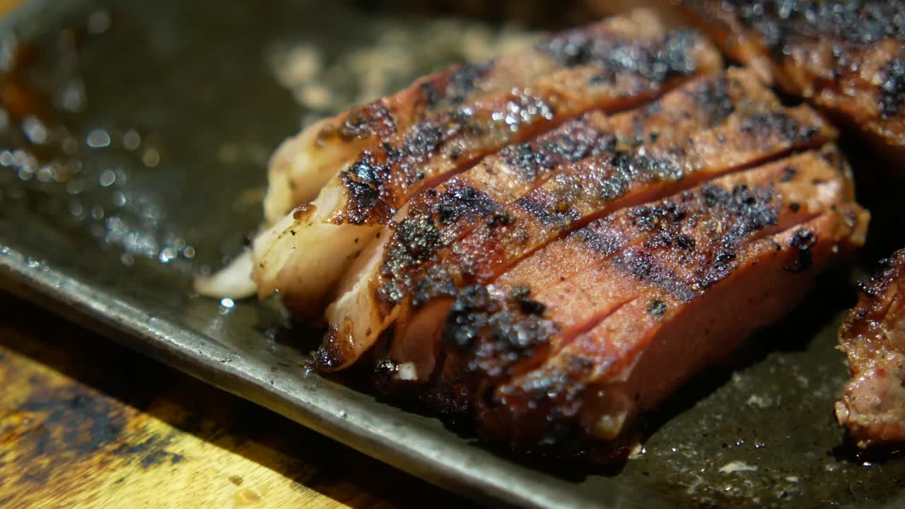 carne en rebanadas a la parrilla