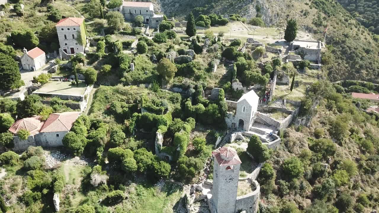 drone aéreo cerca de la vieja piedra castillo medieval de stari bar pequeña ciudad en montenegro