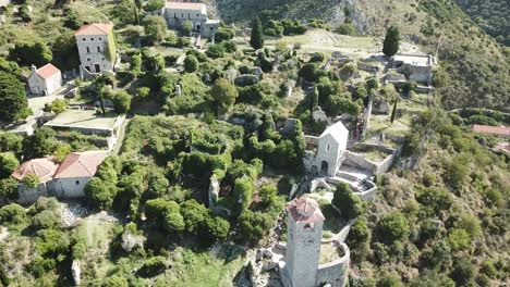 Antena-Drone-Cerca-Del-Antiguo-Castillo-Medieval-De-Piedra-De-La-Pequeña-Ciudad-De-Stari-Bar-En-Montenegro