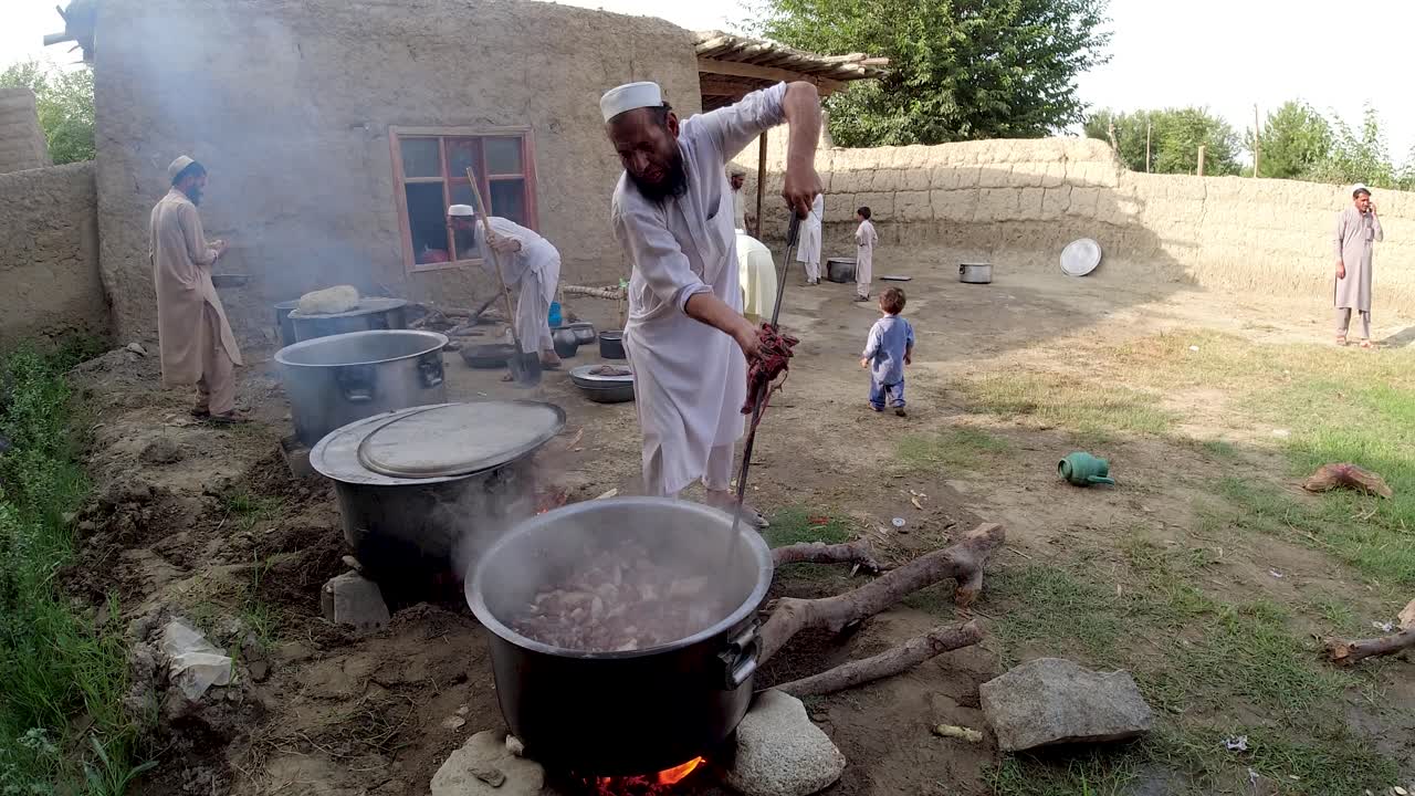 cocinando carne en un recipiente gigante
