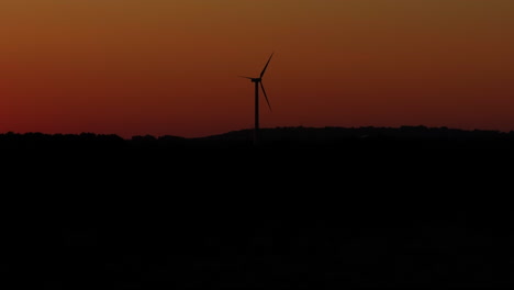 Imágenes-Cautivadoras-De-Drones-Al-Atardecer-Con-Una-Turbina-Eólica