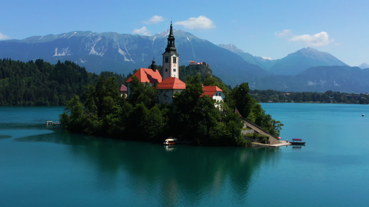 Chiesa di Pellegrinaggio dell'Assunzione di Maria con la Famosa Scalinata su un'Isola nel Lago di Bled, Slovenia