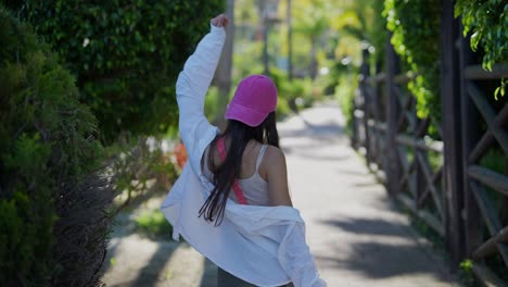 una mujer joven bailando en un parque.