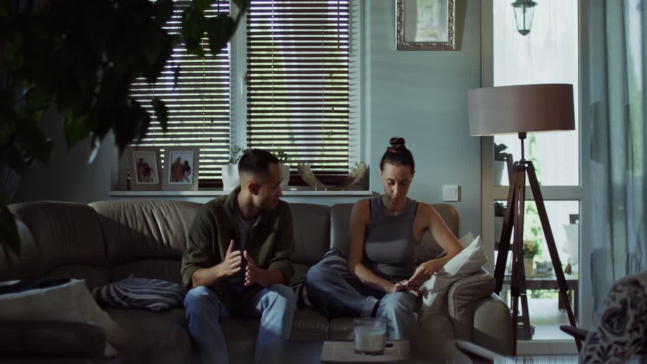 소파 에서 논쟁 하는 부부